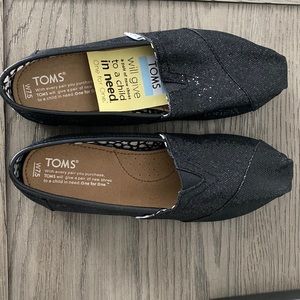 NWT black spark TOMS 7.5